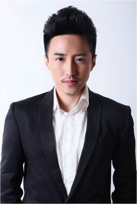 在2012年古装巨制《薛丁山》中出演刘瑞一角.